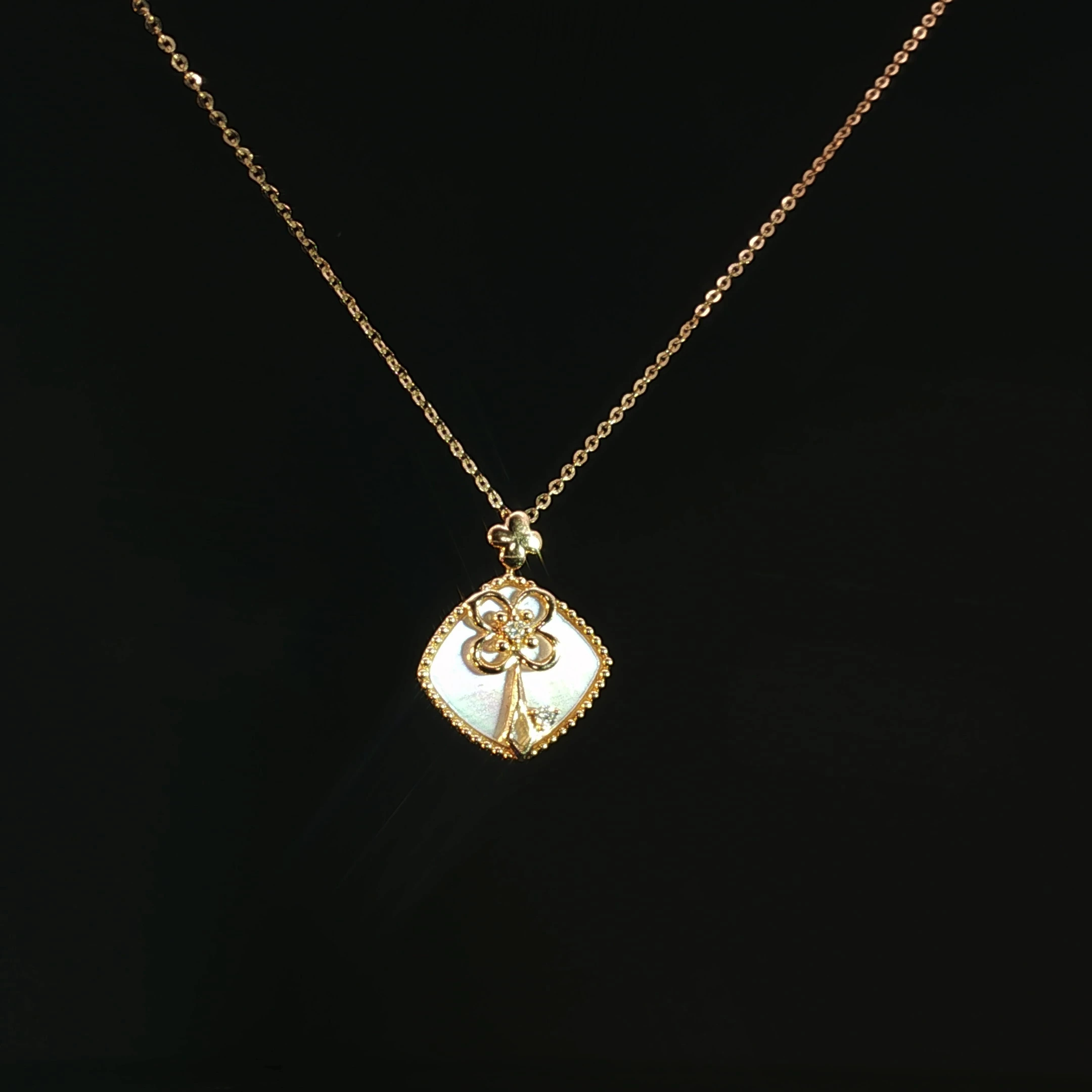 18K Gold Diamond Flower Pendant Necklace