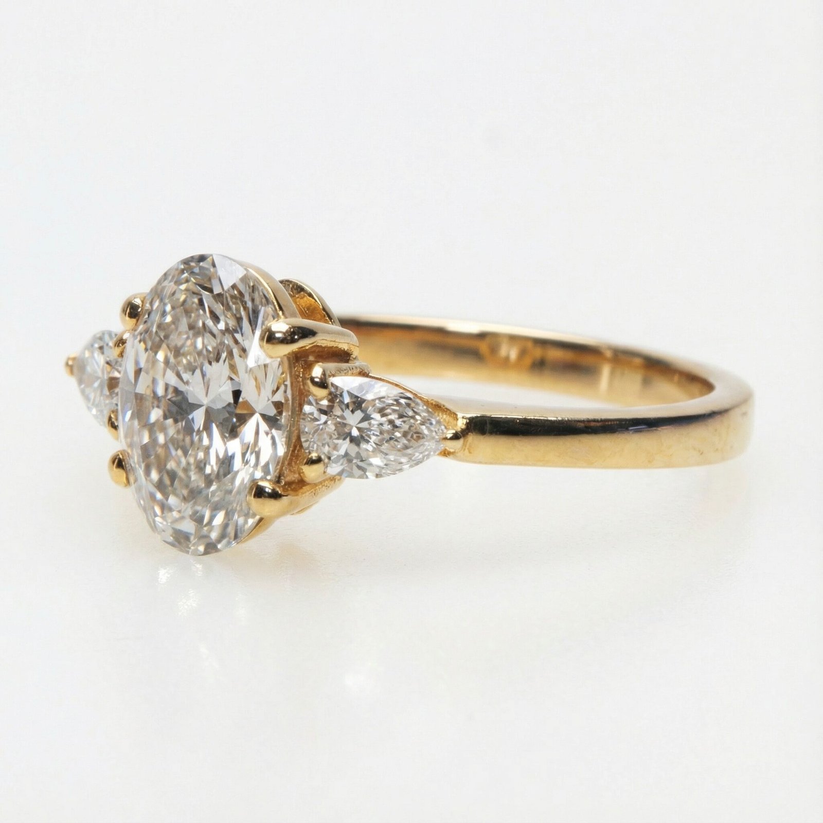 Oval Solitare Engagement Ring With 2.52CT & Side Pear Diamonds - Image 2