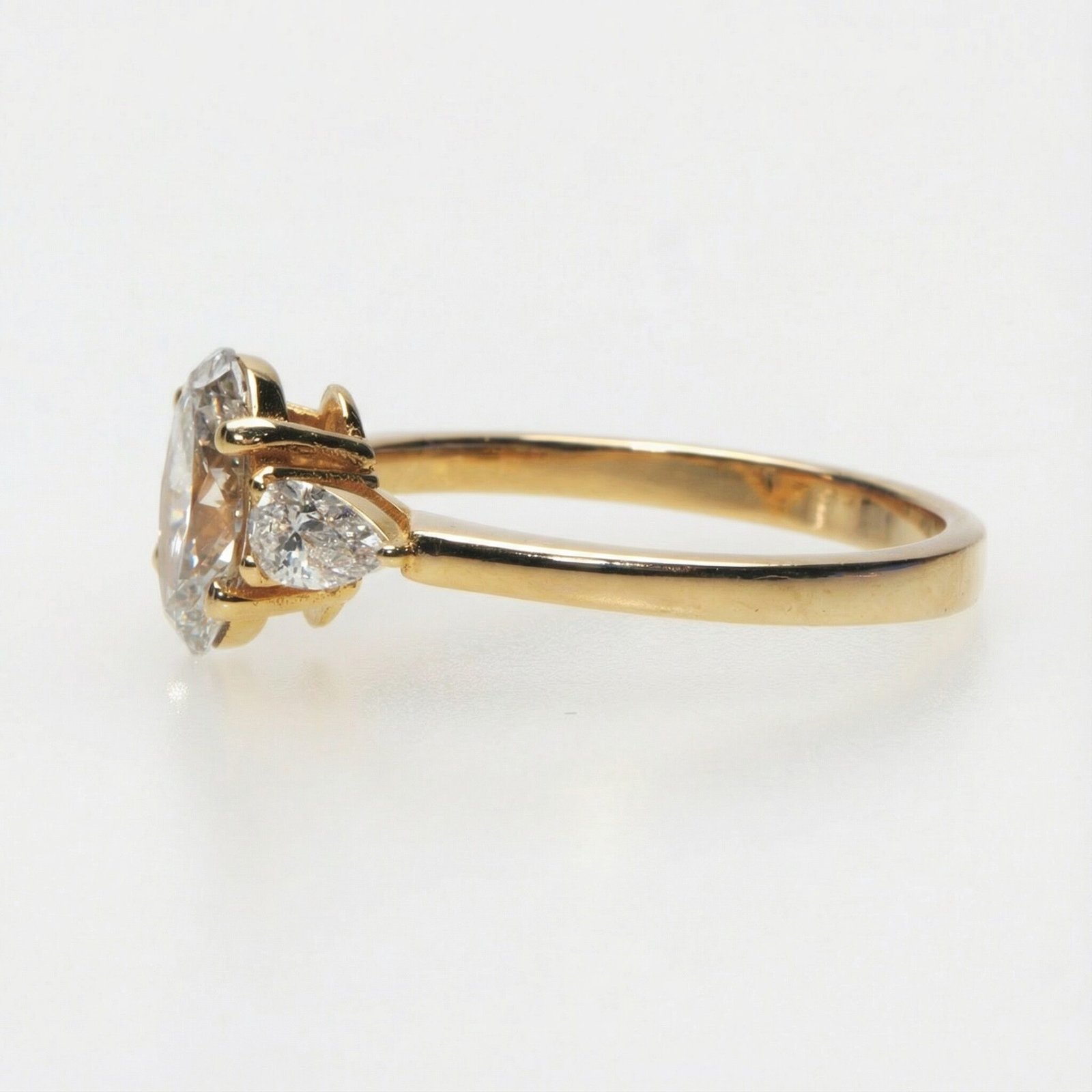 Oval Solitare Engagement Ring With 2.52CT & Side Pear Diamonds - Image 5